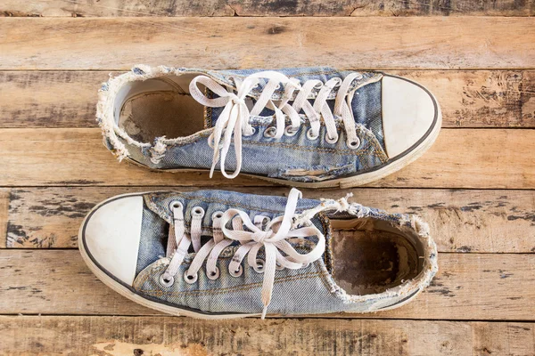 Ahşap zeminde eski ayakkabılar — Stok fotoğraf