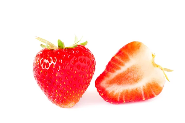 하얀 배경에 따로 떨어져 있는 신선 한 딸기 — 스톡 사진