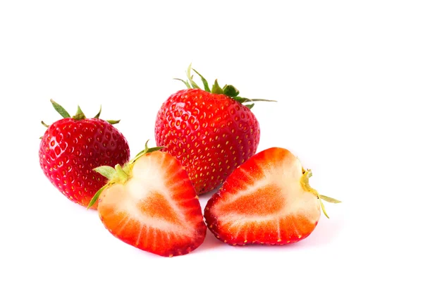 하얀 배경에 따로 떨어져 있는 신선 한 딸기 — 스톡 사진