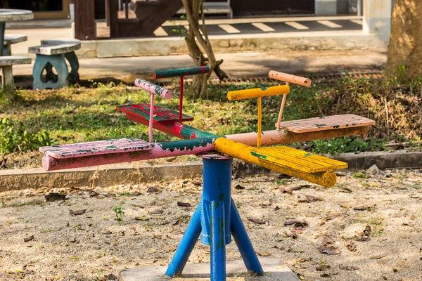 Équipement de terrain de jeu le carrousel — Photo