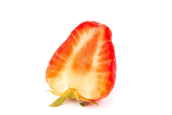 Νωπές φράουλες απομονωμένες σε λευκό φόντο — Φωτογραφία Αρχείου