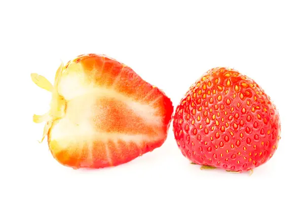 Fresas frescas aisladas sobre fondo blanco —  Fotos de Stock