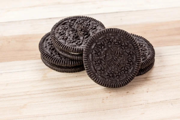 Galletas de chispas de chocolate en una mesa de madera — Foto de Stock