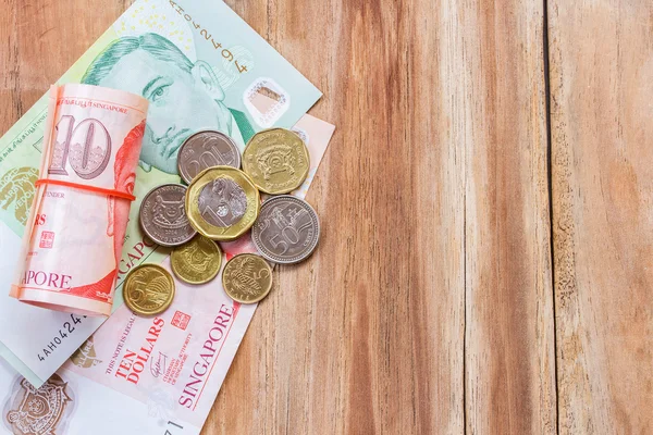 Singapur dinero sobre fondo de mesa de madera — Foto de Stock