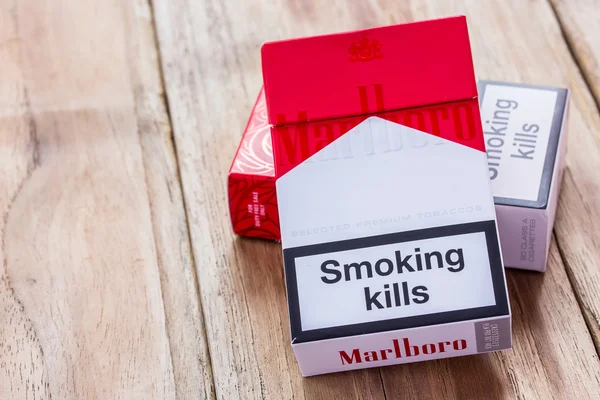 Schachtel Marlboro-Zigaretten auf Holztisch — Stockfoto