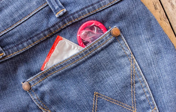 Кондом у блакитній кишені з джинсами — стокове фото