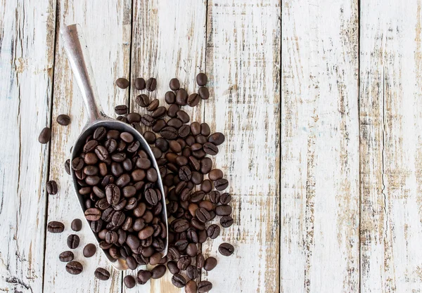 Gran cucharada de acero inoxidable de granos de café — Foto de Stock