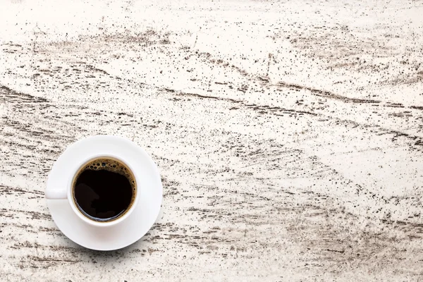 Kaffekopp på vita träbord bakgrund — Stockfoto