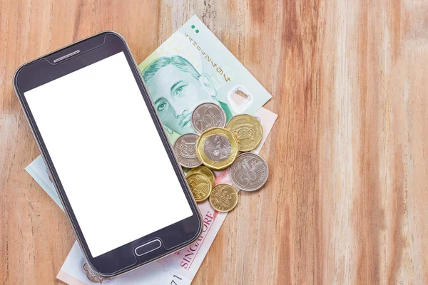 Telefone inteligente e dólar singapore na mesa de madeira — Fotografia de Stock