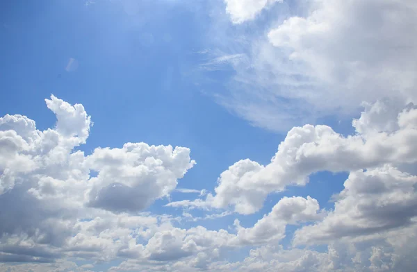 青空と白い雲. — ストック写真