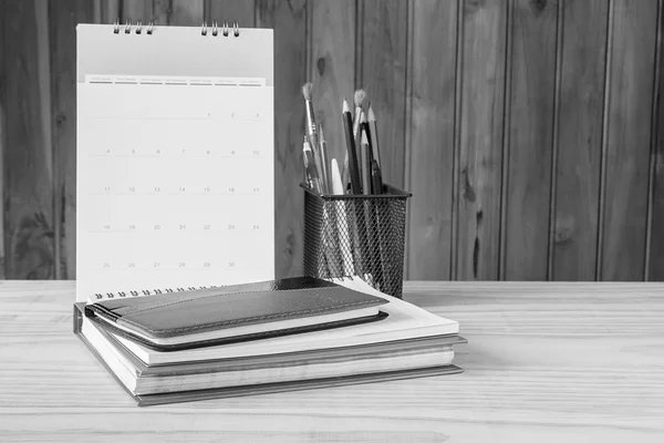 Nota libro, penna, matita e pila di libro con calendario su t legno — Foto Stock