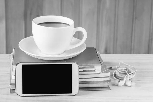 Smart phone and coffee on wooden table — Stock Photo, Image