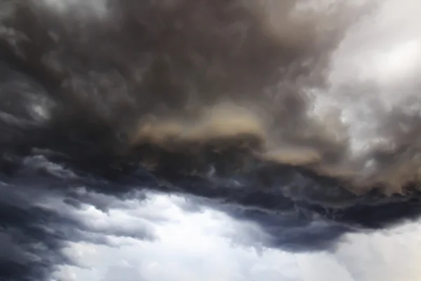 Mörka stormmoln före regn — Stockfoto