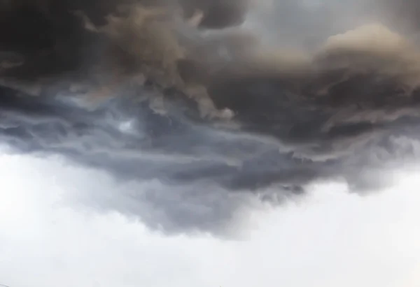 Mörka stormmoln före regn — Stockfoto