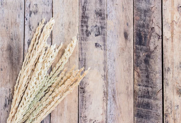 Orelhas de trigo em um fundo de madeira marrom — Fotografia de Stock