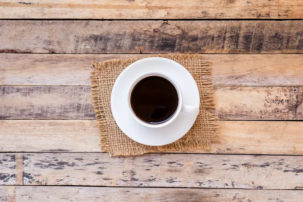 Tazza di caffè su sfondo vecchio tavolo di legno — Foto Stock