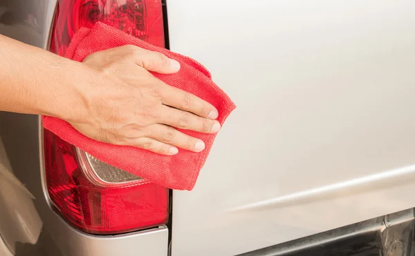 Mano con coche de limpieza de tela de microfibra . —  Fotos de Stock