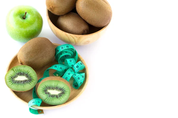 Čerstvé kiwi, zelené jablko a měřicí pásky v dřevěných paštika — Stock fotografie