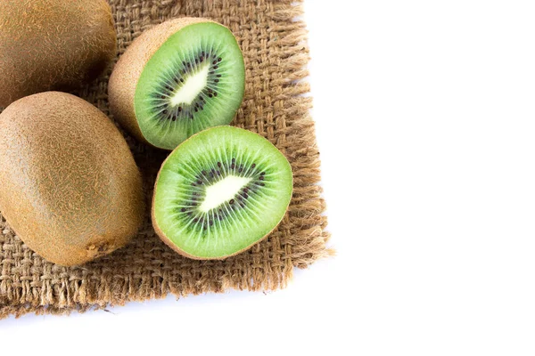 Frische Kiwi mit Sacktuch auf weißem Hintergrund — Stockfoto