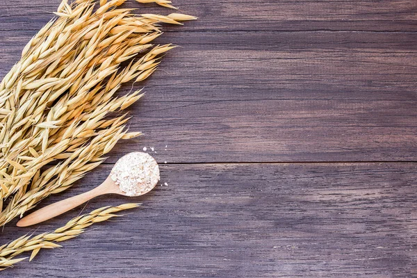 テーブルの上の小麦の穂. — ストック写真