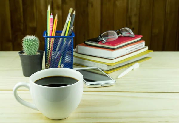 Káva, chytrý telefon, brýle a zásobník knihy na dřevěné — Stock fotografie