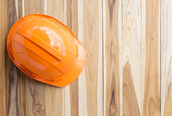 Equipo de casco de ingeniero de seguridad naranja en mesa de madera . — Foto de Stock