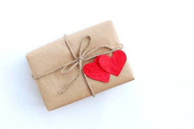 Kahverengi hediye kutusu ve beyaz arka plan görünümlü kırmızı kağıt kalp. Tasarımınız için de fotokopi alanı. Sevgililer günü ve aşk konsepti.
