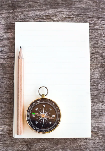 Notitieblok openen leeg potlood en kompas op een houten achtergrond — Stockfoto