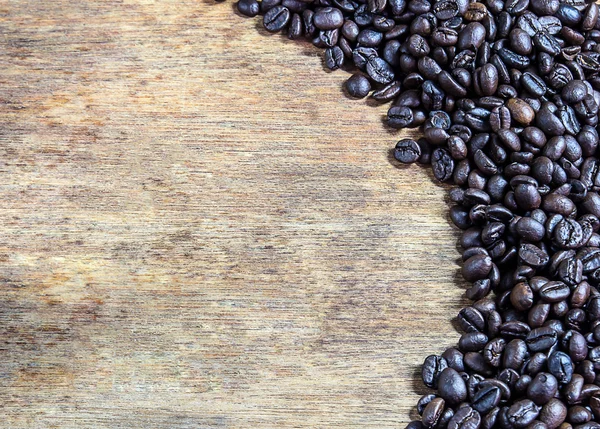 Grãos de café na mesa de madeira — Fotografia de Stock