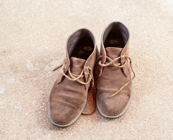 Beton zemin üzerine kahverengi Ayakkabı — Stok fotoğraf