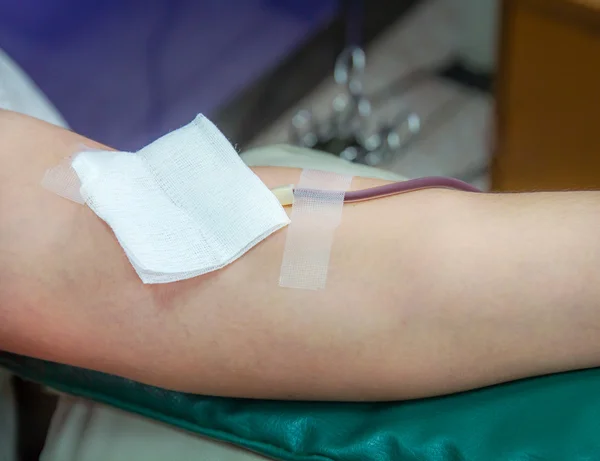Закрыть донорскую кровь в медицинской лаборатории при сдаче — стоковое фото