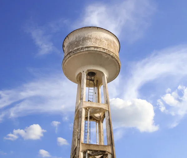 Water tower painted white under blue sky — Stock Photo, Image