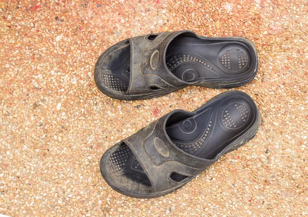Bliska stary pantofel na kamienne podłogi — Zdjęcie stockowe