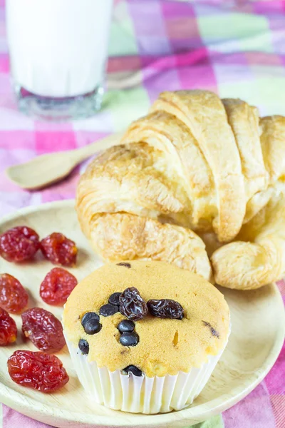 Fermer cupcake croissant pain avec tomate séchée sur bois — Photo