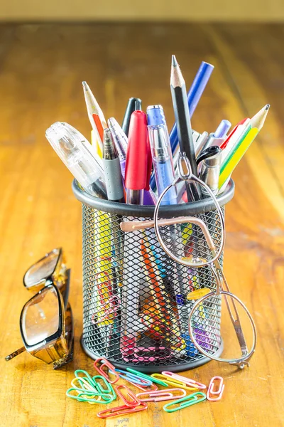 Pluma, lápices. Colegiales y estudiantes estudian accesorios. Atrás —  Fotos de Stock