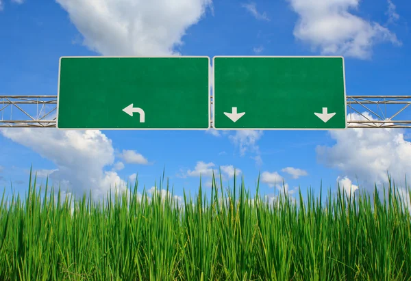 Blank Green Road Sign on Dramatic Blue Sky with Clouds - Ready f — Stock Photo, Image