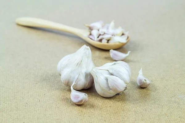 Chiuda l'aglio su un tavolo di legno — Foto Stock