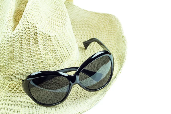 Шляпа и солнцезащитные очки на белом фоне — стоковое фото