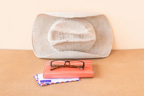 Hatt, notebook, glasögon och kuvert på trä bakgrund — Stockfoto