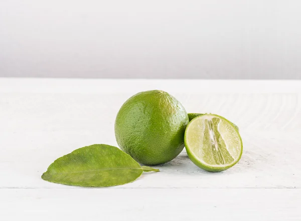 Lemon hijau pada kayu Latar Belakang — Stok Foto