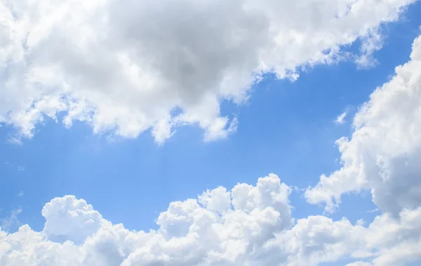 Blauer Himmel mit Wolken schwarzer Grund — Stockfoto
