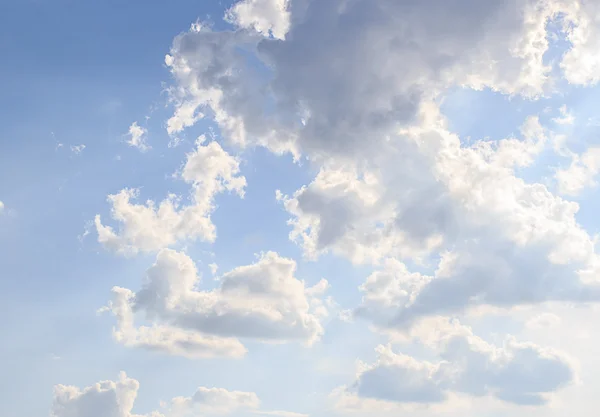 Cloudscape με σύννεφα και το γαλάζιο του ουρανού — Φωτογραφία Αρχείου