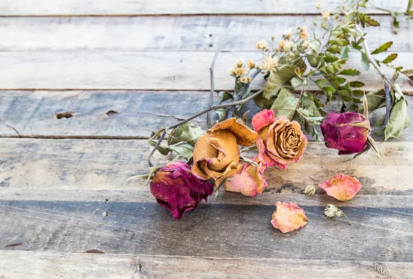 Rosa seca sobre fondo de madera —  Fotos de Stock