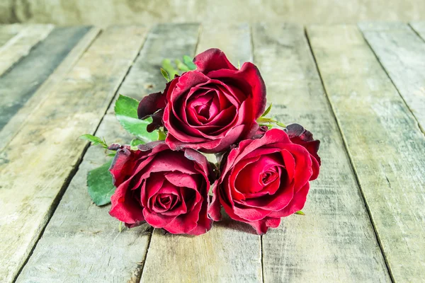 Rosa roja fresca sobre fondo de madera —  Fotos de Stock