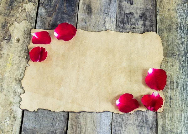Свежая красная роза и старая бумага на фоне дерева — стоковое фото