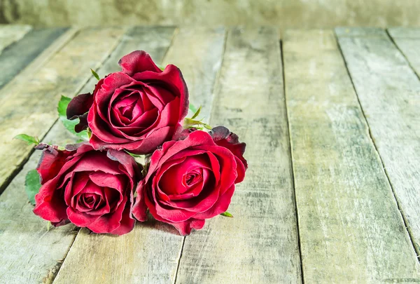 Rosa roja fresca sobre fondo de madera. fondo romántico —  Fotos de Stock