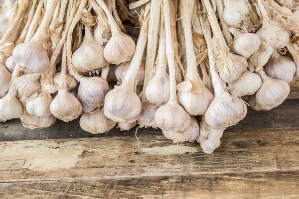 Chiudi aglio su sfondo di legno — Foto Stock