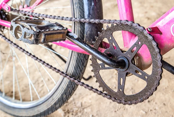 Close up manivela de bicicleta de montanha com corrente — Fotografia de Stock