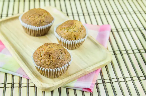 Gâteau à la banane dans une assiette en bois — Photo