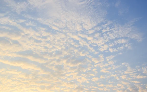 空の雲と太陽の光 — ストック写真